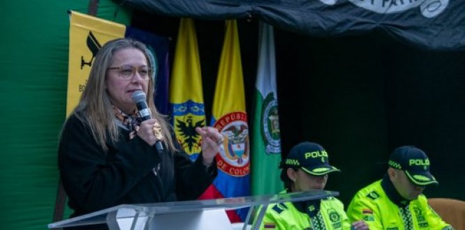Foto señora Alcaldesa Alexandra Mejía Guzmán, hablando en el evento